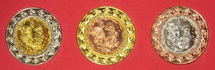เหรียญไก่ฟ้ามหาลาภ  หลวงปุ่สรวง วัดถ้ำพรหมสวัสดิ์  รุ่นอายุวัฒนมงคล ปี 2555  เนื้อทองขาวสอดไส้ทองเหลือง 1 องค์  เนื้องทองเหลืองสอดไส้ทองแดง 1 องค์  เนื้อทองแดงสอดไส้ทองขาว 1 องค์  มีโค๊ตและหมายเลข  จำนวนสร้าง 1,999 ชุด