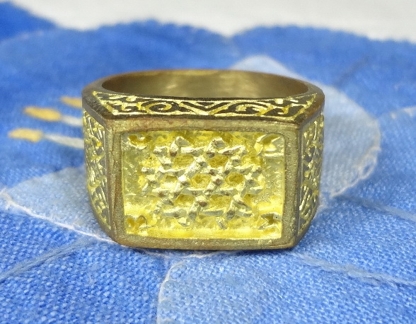 แหวนตอกถักรุ่น 2 วัดขุนพรหม ต.สำเภาร่ม จ.พระนครศรีอยุธยา ปี พ.ศ.2549 เนื้อทองเหลือง ขนาด 1.8 cm.